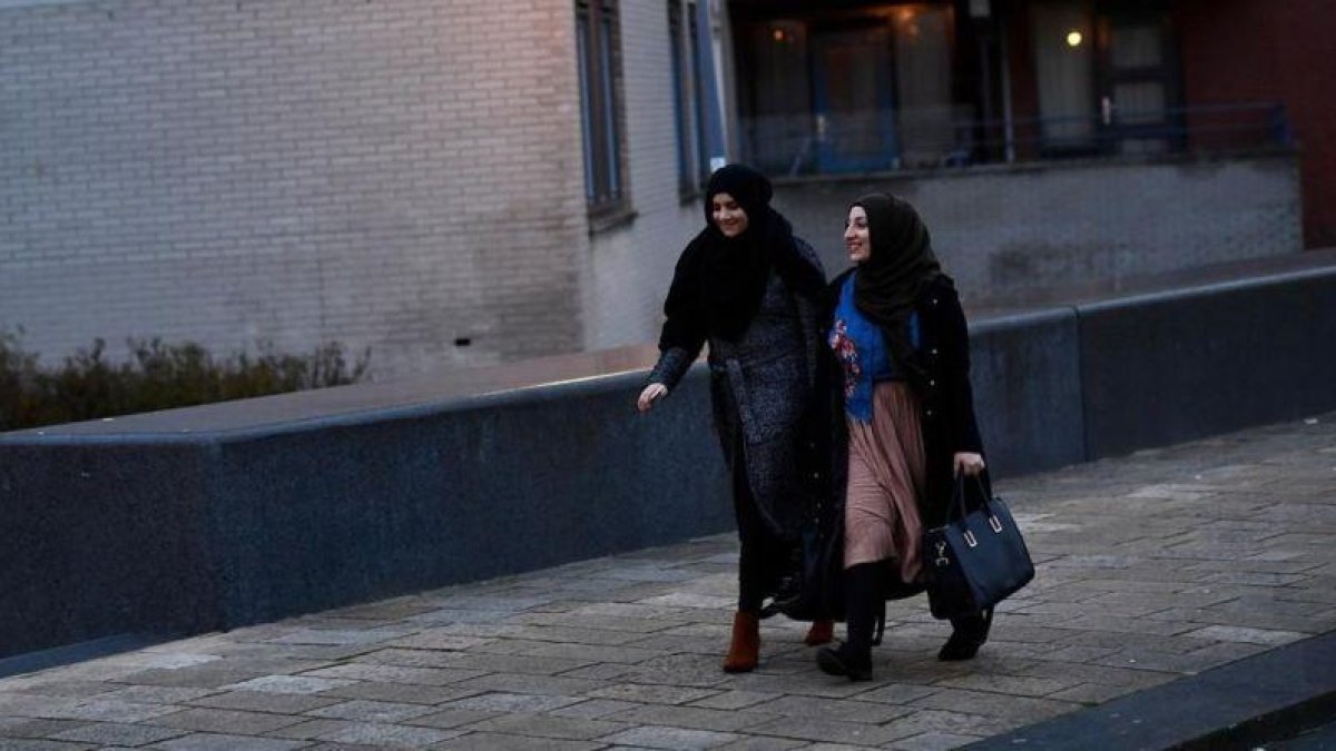 Mujeres musulmanas cerca de una mezquita de Rotterdam.-REUTERS / DYLAN MARTINEZ