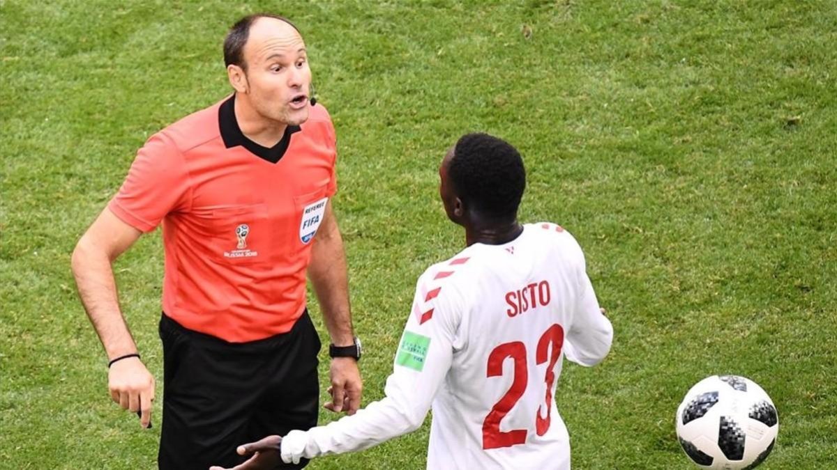 Mateu Lahoz en el Dinamarca - Australia-/ PERIODICO