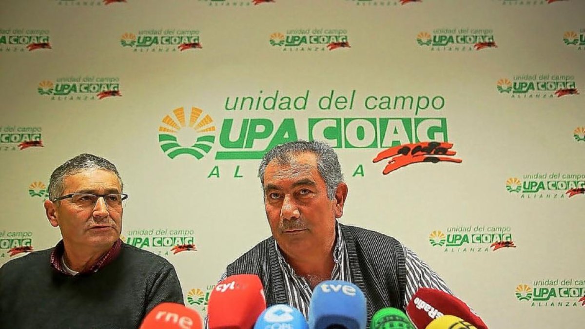 Lorenzo Rivera y Aurelio González en la presentación de la manifestación del día 3 de marzo en Valladolid.-ICAL