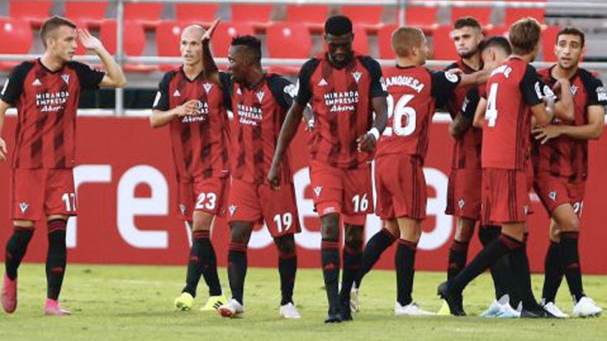 Los jugadores del Mirandés celebran un gol.-LALIGA