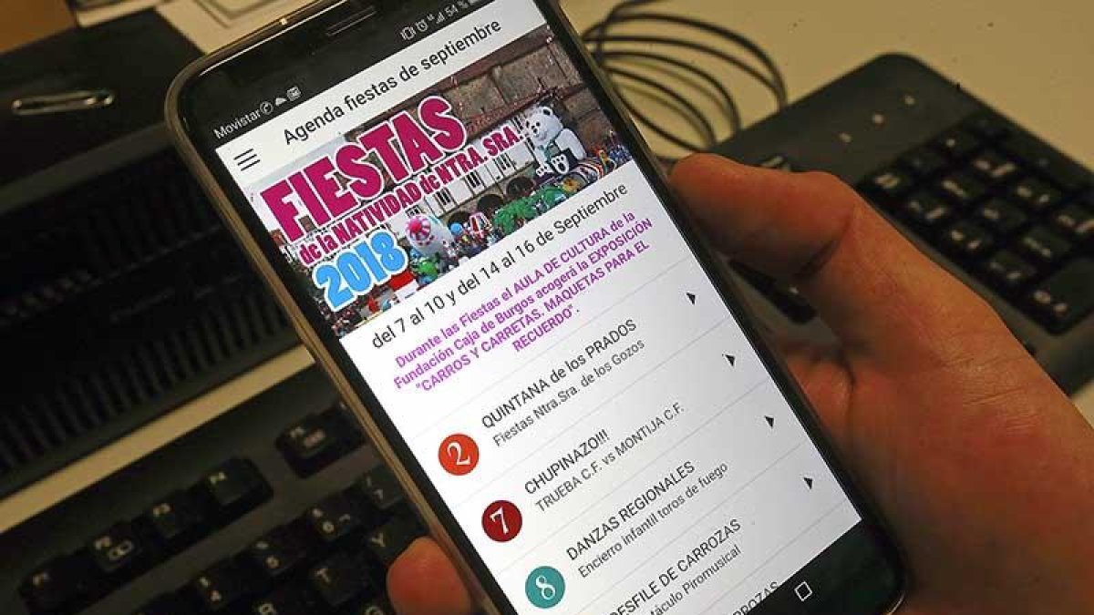 La aplicación permite estar al tanto del programa de fiestas y conocer los principales puntos de interés.-RAÚL G. OCHOA