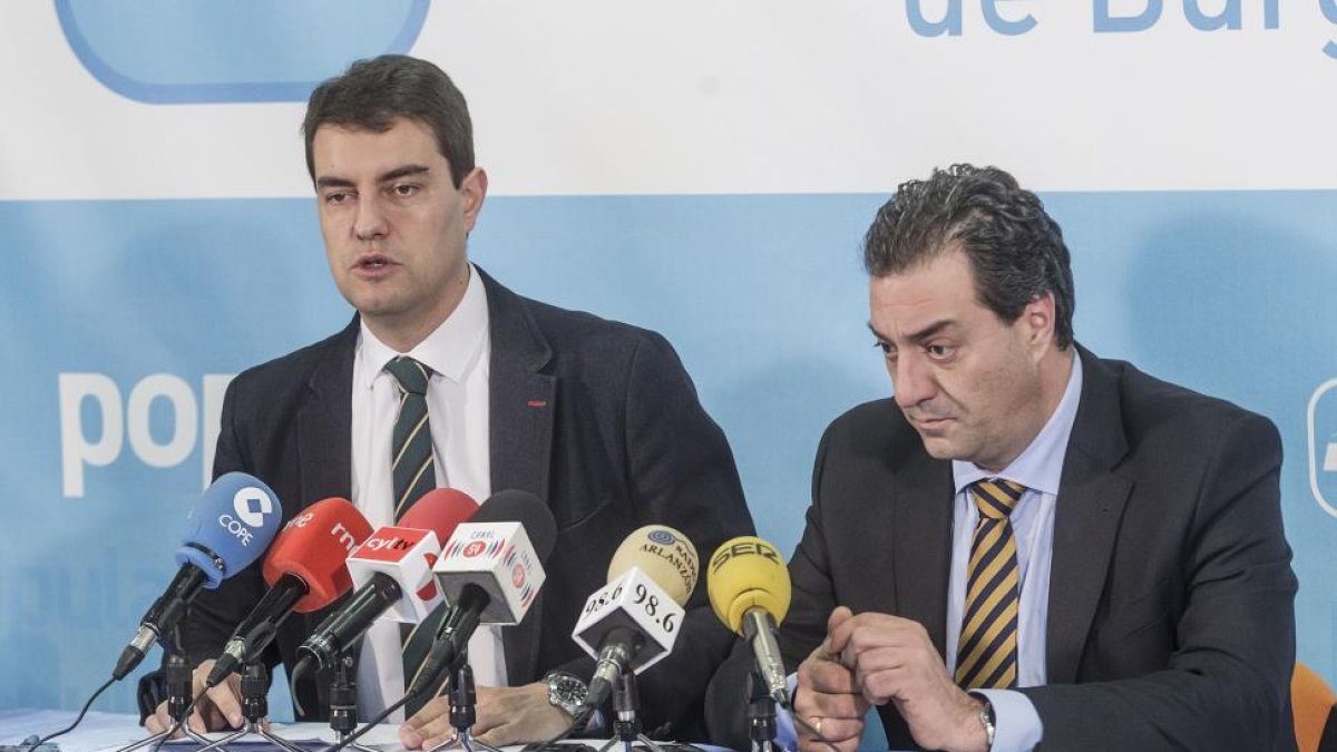 El presidente de la Comisión de Investigación del Hospital de Burgos y procurador popular por Salamanca, Salvador Cruz (D), y el procurador del Partido Popular por Burgos, Ángel Ibáñez (I).-ICAL