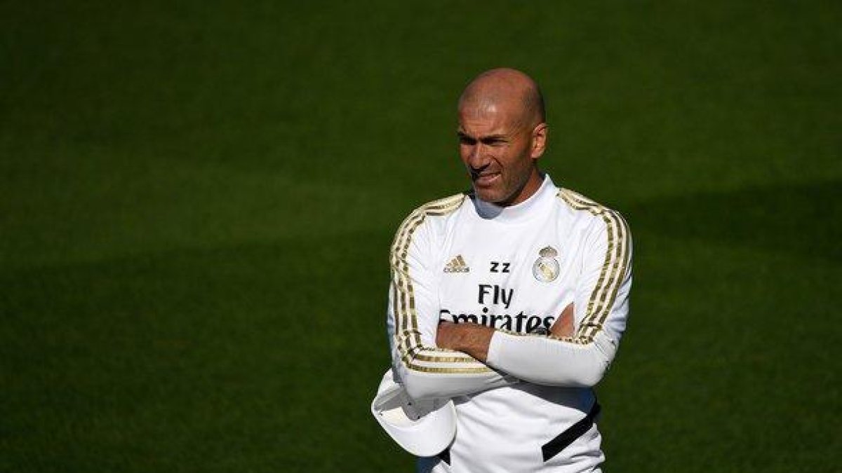 Zidane durante el entrenamiento de este viernes del Madrid antes del derbi ante el Atlético.-AFP
