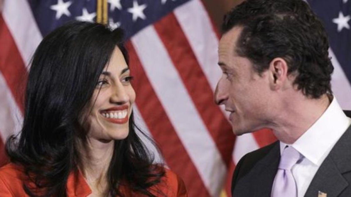 Anthony Weinar y Huma Abedin, en el 2015.-EL PERIÓDICO
