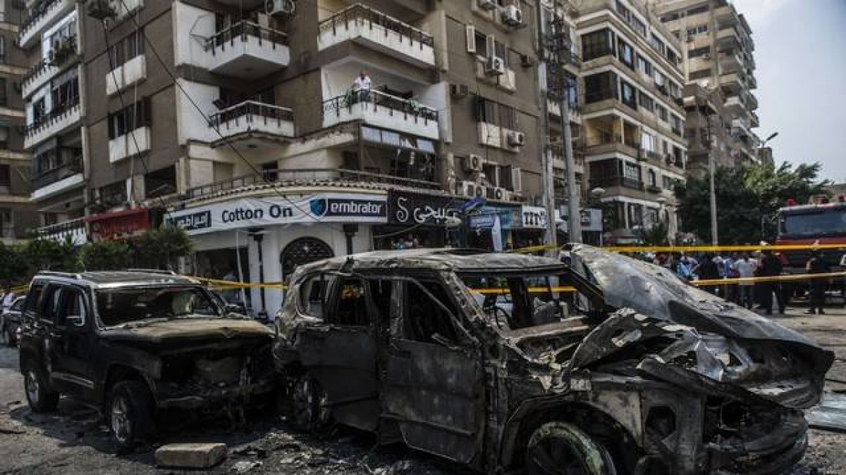 Lugar del atentado que ha causado la muerte al fiscal general de Egipto, Hisham Barakat.-Foto: AFP / KHALED DESOUKI