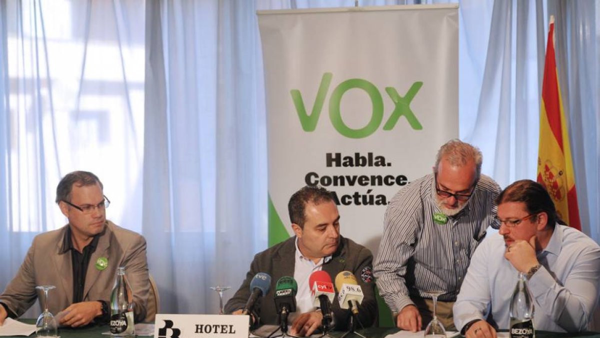 El candidato de Vox a la Alcaldía, Ángel Martín, en el centro.-ISRAEL L. MURILLO