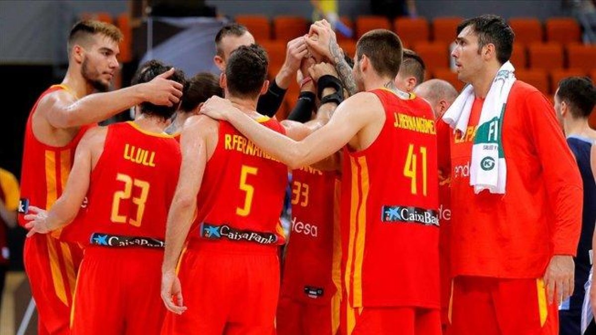 Los jugadores de la selección hacen piña en uno de los amistosos de preparación del Mundial-WU HONG (EFE)