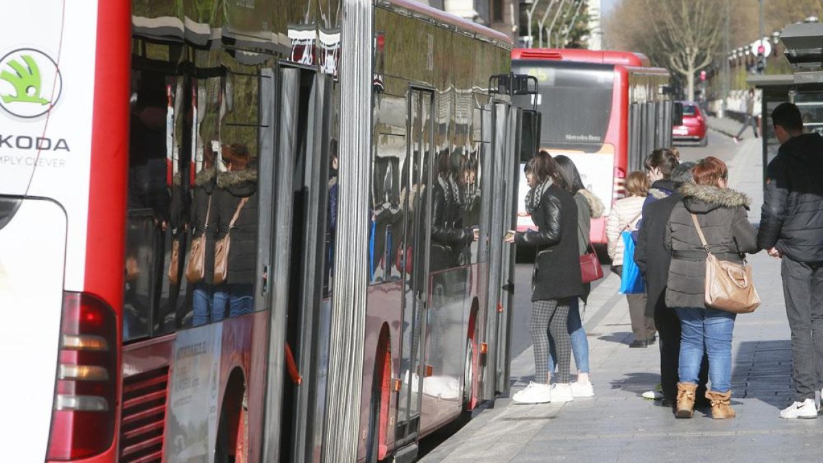 Un grupo de usuarios se dispone a subir al autobús.-RAÚL G. OCHOA