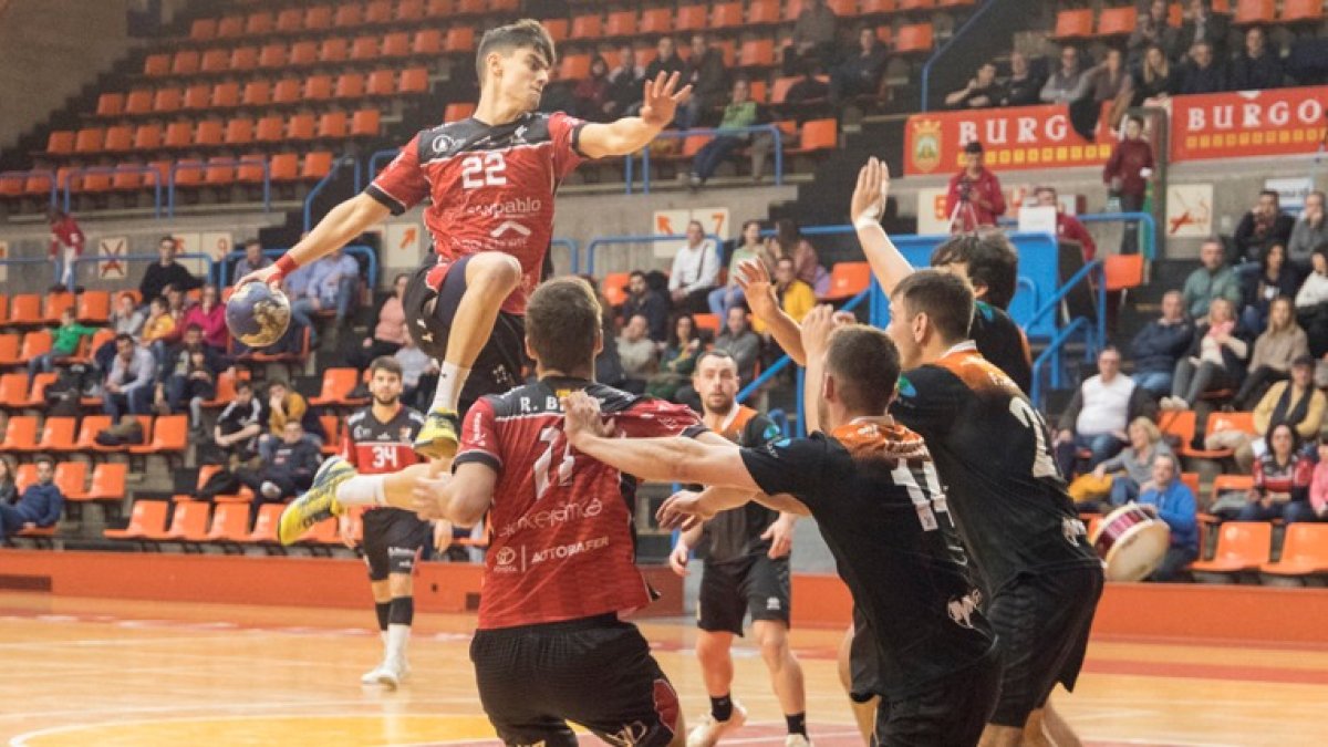 Ernesto López arma el lanzamiento a puerta. FOTO CEDIDA POR EL BALONMANO BURGOS