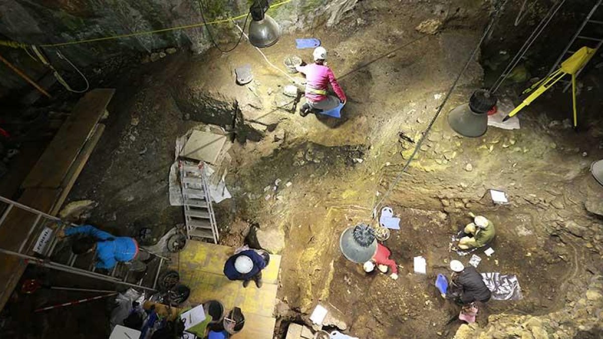 Excavación de la última campaña en el yacimiento de Portalón donde se analizan restos de la época más moderna de Atapuerca.-RAÚL G. OCHOA