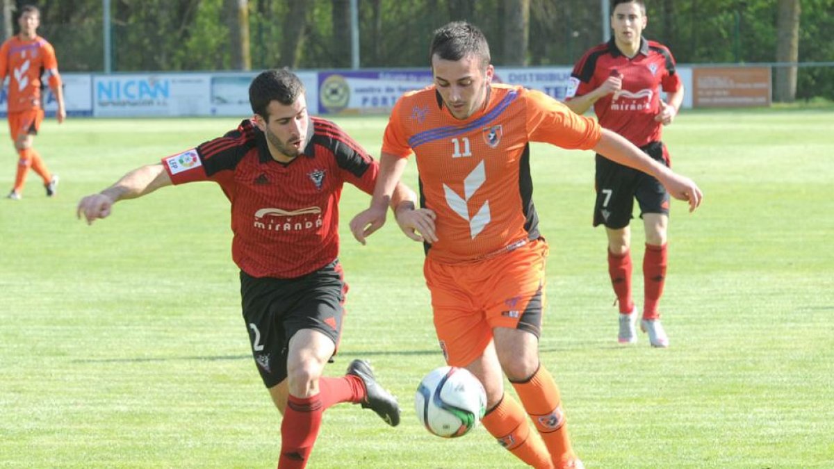 Marti intenta superar al lateral diestro del CD Mirandés B, Asier, en el choque de ayer en Castañares.-Israel L. Murillo