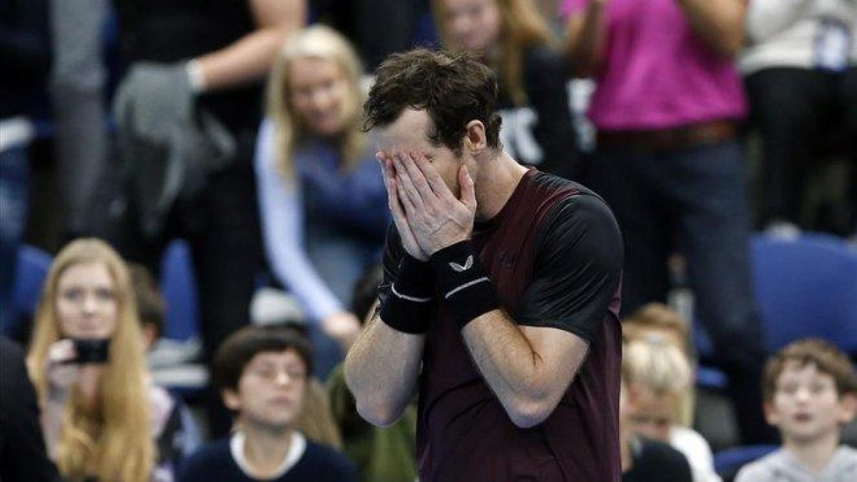 Andy Murray, emocionado tras ganar la final en Amberes.-EFE / JULIEN WARNAND