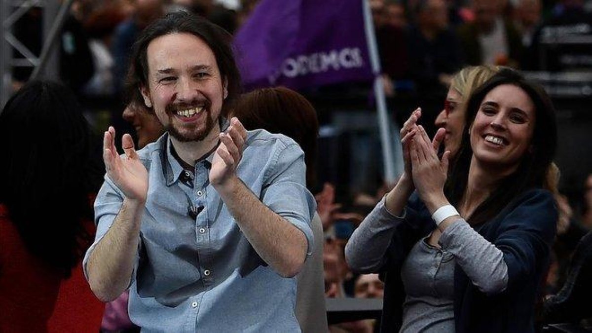 La líder de Podemos, Pablo Iglesias y la diputada Irene Montero, asisten a una concentración previa a la campaña antes de las elecciones generales del 28 de abril.-PIERRE-PHILIPPE MARCOU / AFP
