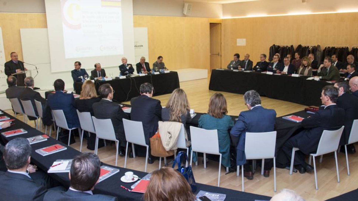 Un nutrido grupo de empresarios y emprendedores de la región escucharon a José Luis Bonet en el MEH.-SANTI OTERO