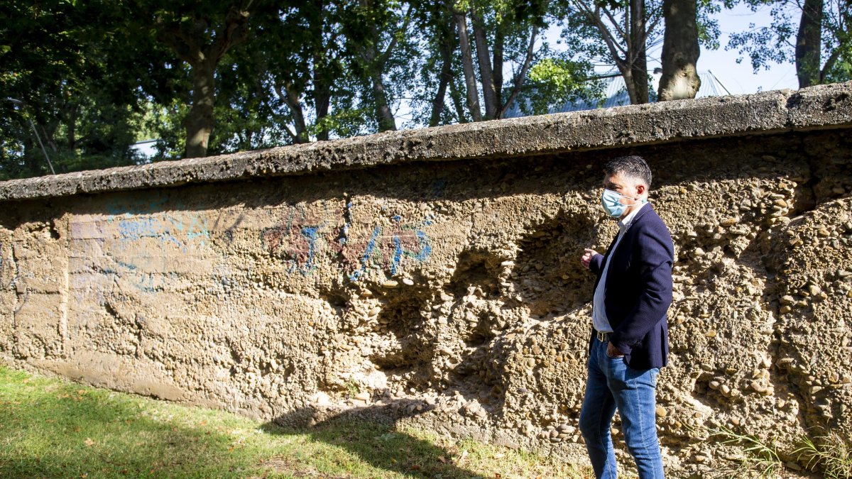 El vicealcalde, Vicente Marañón, visitaba las riberas del río Arlanzón y advertía del mal estado de los malecones en algunos puntos. SANTI OTERO