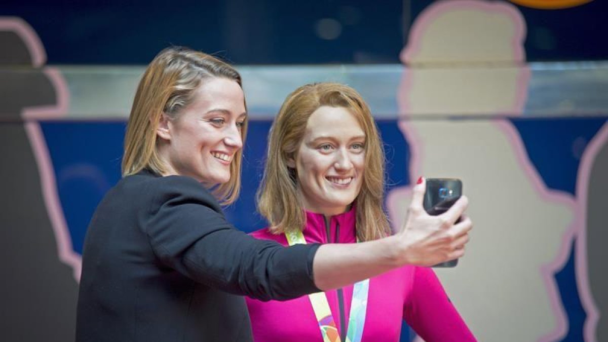 La nadadora olímpica catalana Mireia Belmonte se hace un selfi junto a su escultura que ha inaugurado hoy el Museo de Cera de Madrid como