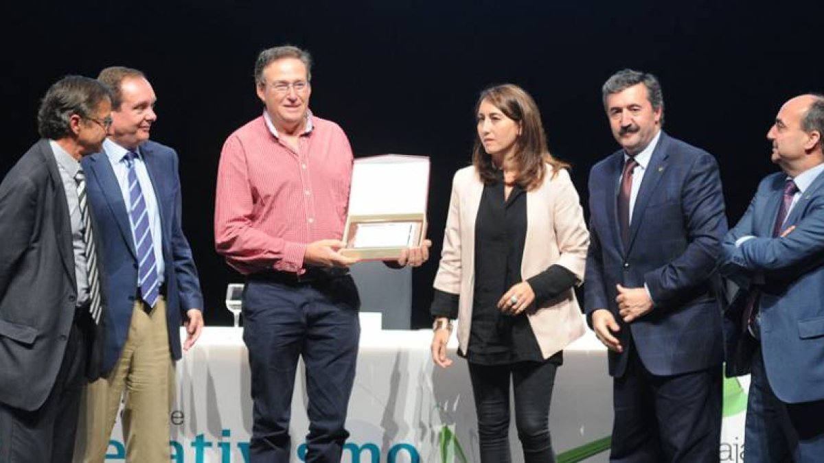 De izquierda a derecha, Ángel Garzón, Ramón Sobremonte, Julián Pascuas, Ana Asenjo, el vicepresidente de la Fundación Caja Rural, Tomás Fisac y Pedro Medina.-ISRAEL L. MURILLO