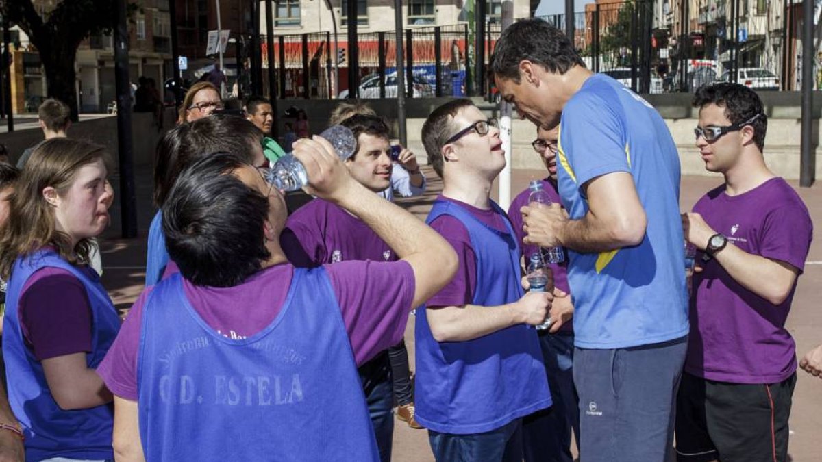 Pedro Sánchez compartió la cancha de baloncesto de San Agustín con miembros de Síndrome de Down Burgos, tal como le prometió a Andrés.-SANTI OTERO