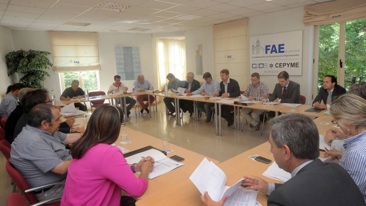 Reunión ayer de la mesa de infraestructuras del Plan Estratégico en la sede de FAE.-ISRAEL L. MURILLO
