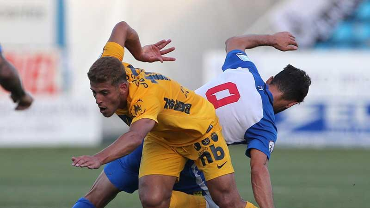Álex Machuca se deshace de un contrario en el partido disputado ayer en El Toralín.-LUIS DE LA MATA