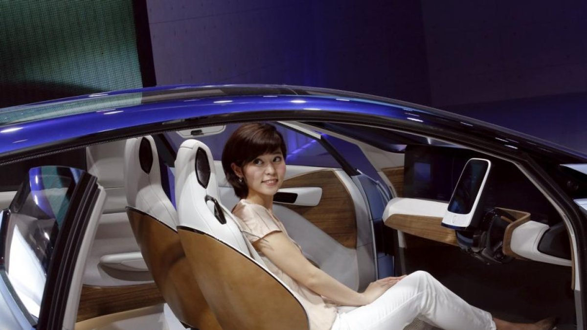 Una mujer en el 'concept car' Nissan IDS en el Salón del Automóvil de Pekín.-REUTERS / KIM KYUNG-HOON