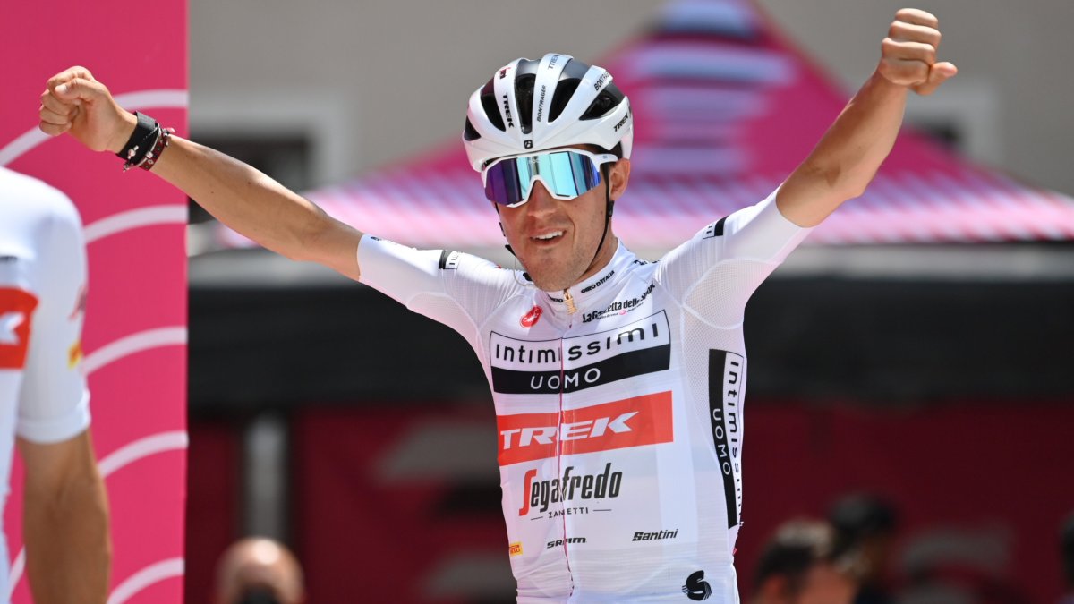 Juanpe López bromea vestido con la maglia blanca del Giro. TWITTER / @GIRODITALIA