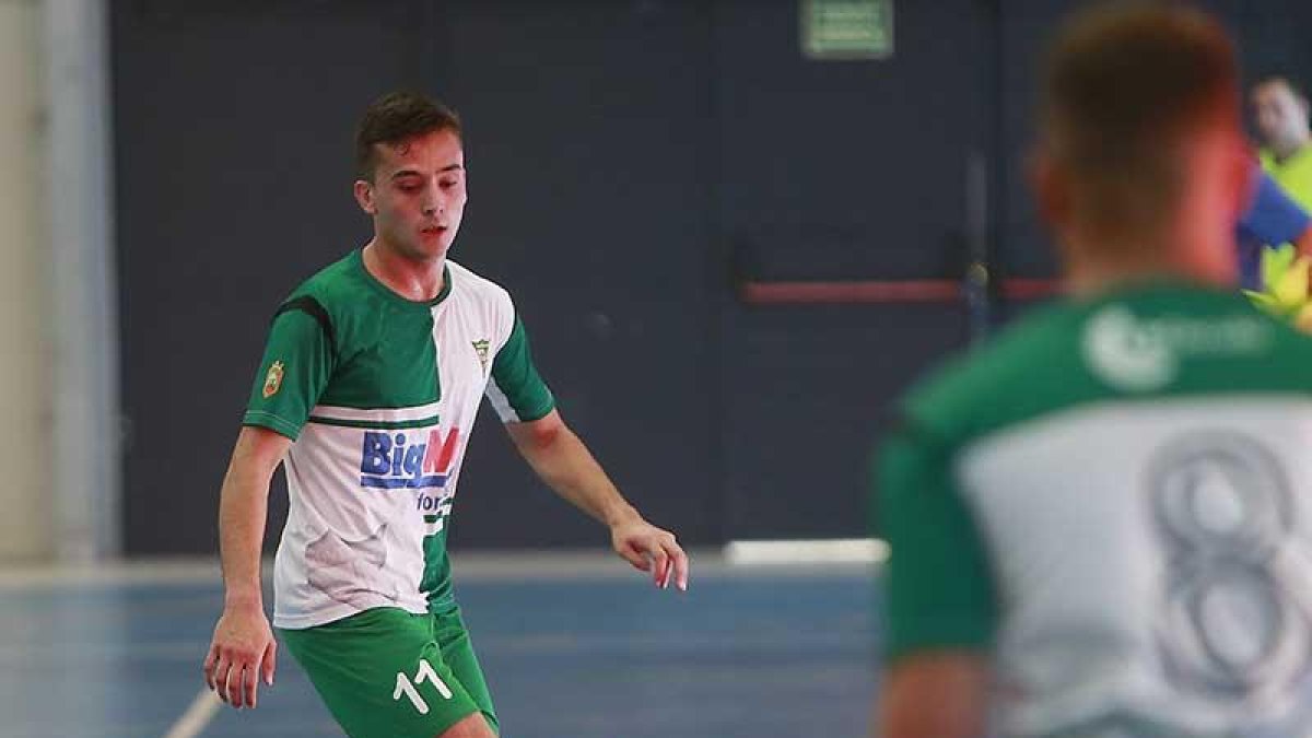 Isra controla un balón en el polideportivo Círculo-Raúl G. Ochoa