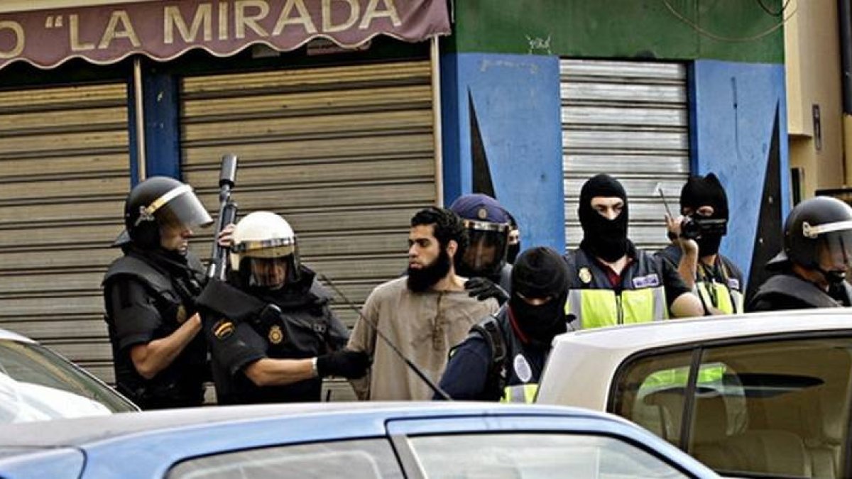Uno de los yihadistas detenidos, este viernes en el barrio de la Cañada de Hidum, en Melilla.-Foto: EFE / F. G. GUERRERO