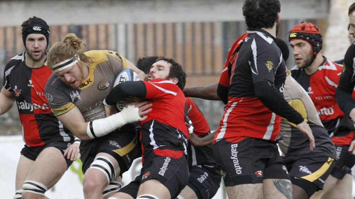 Snyman, imponente de principio a fin, abre la puerta de ladefensa del Zarautz, ayer, en San Amaro.-SANTI OTERO