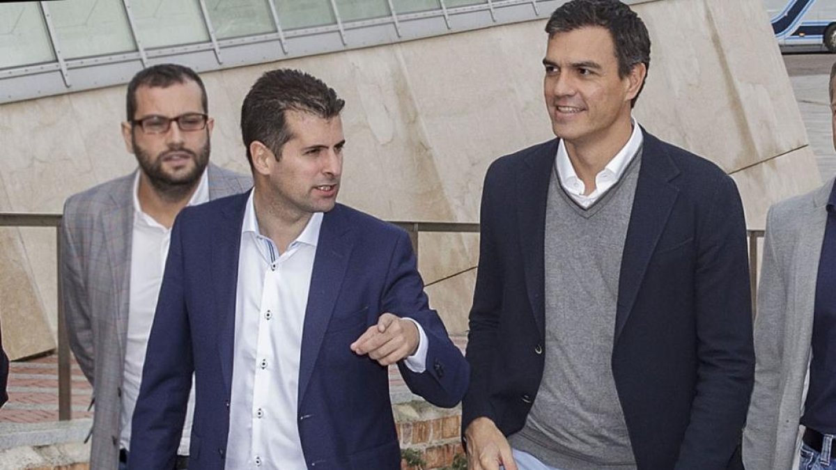Luis Tudanca ha abanderado, como causa personal, la investigación sobre el HUBU. En esta imagen, del pasado domingo, junto a Pedro Sánchez.-RAÚL G. OCHOA