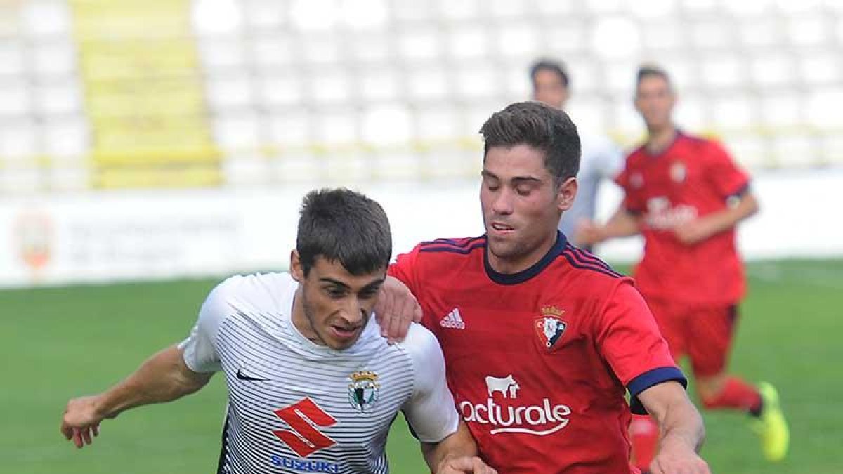 Sergio forcejea por un balón con un jugador de Osasuna B.-Israel L. Murillo