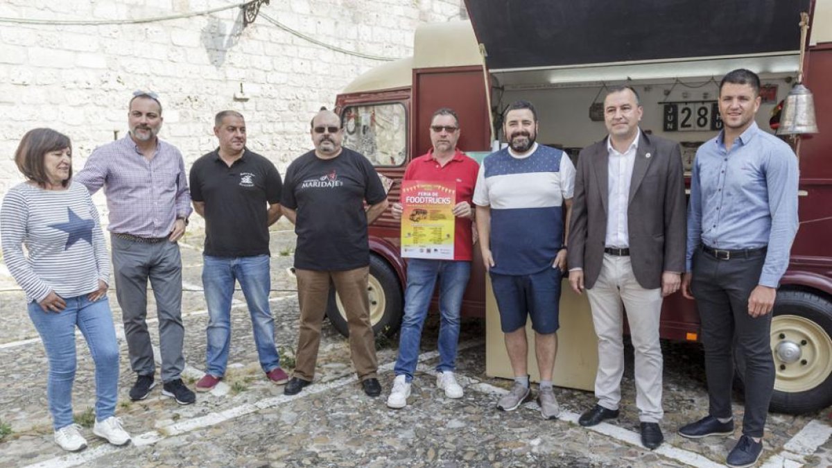 Foto de familia de los impulsores de la Feria de Foodtrucks con el concejal de Festejos, José Antonio Antón.-SANTI OTERO
