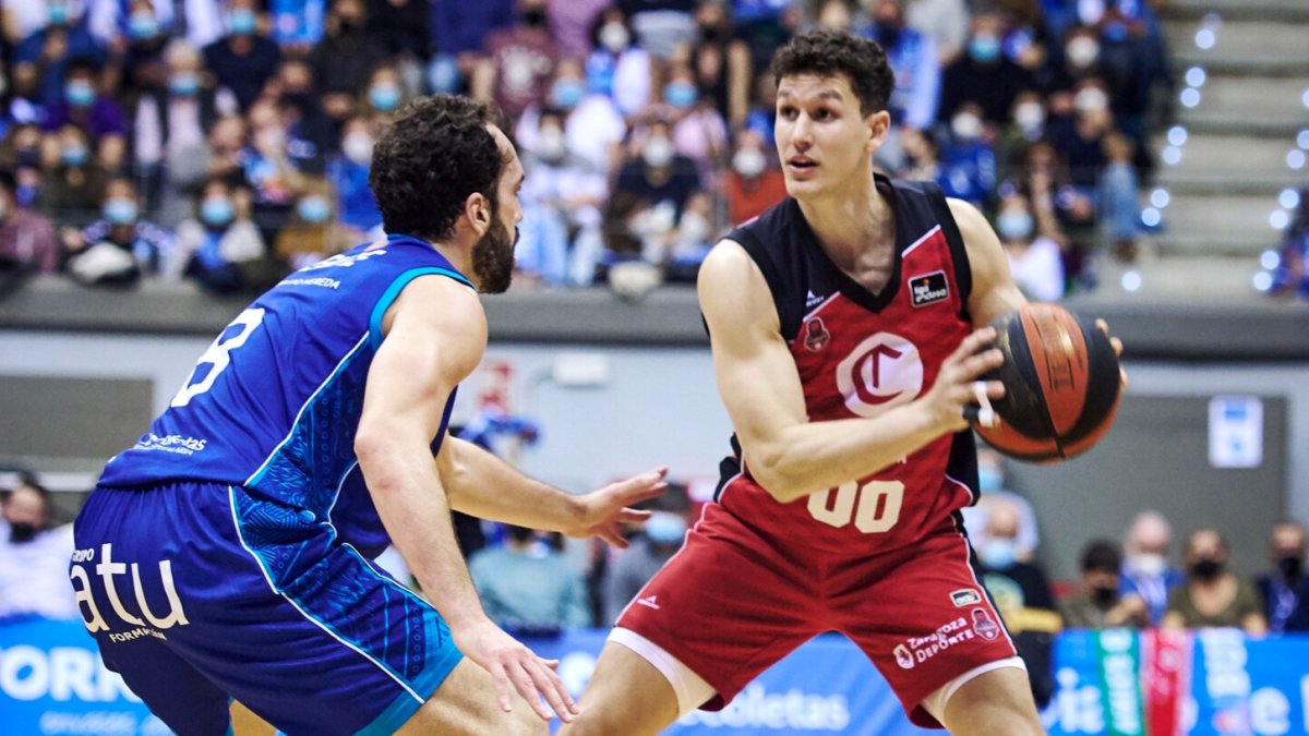 Rodrigo San Miguel espera el movimiento de sus compañeros ante la defensa de Benite en el San Pablo-Zaragoza del pasado curso. ACB PHOTO / B. B. HOJAS