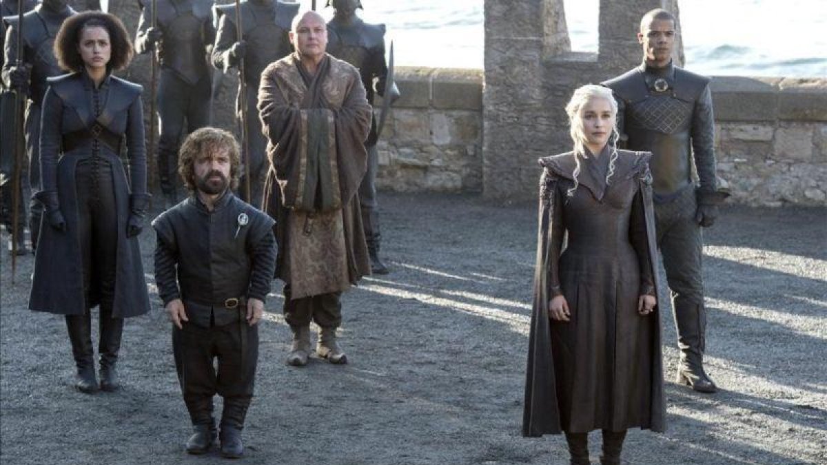 Tyrion (Peter Dinklage) y Daenerys (Emilia Clarke), con Lord Varys (Conleth Hill) entre ambos, detrás.-HBO