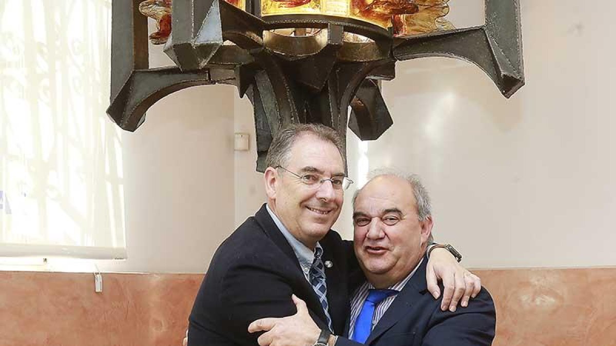 Benavente se abraza a Andrés Hernando, su sucesor al frente de la federación burgalesa del Metal.-RAUL OCHOA
