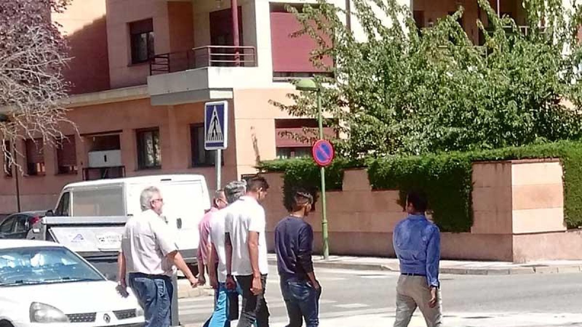 Steylor da Silva (segundo por la derecha) y Diosbert Rivero (a su izquierda) en las inmediaciones de El Plantío.-