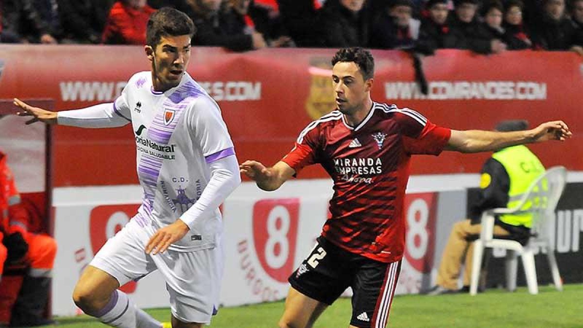 El ariete rojillo Pedro disputa un balón con el defensor del Numancia Carlos Gutiérrez en el choque de ayer en Anduva-Jose Esteban Egurrola