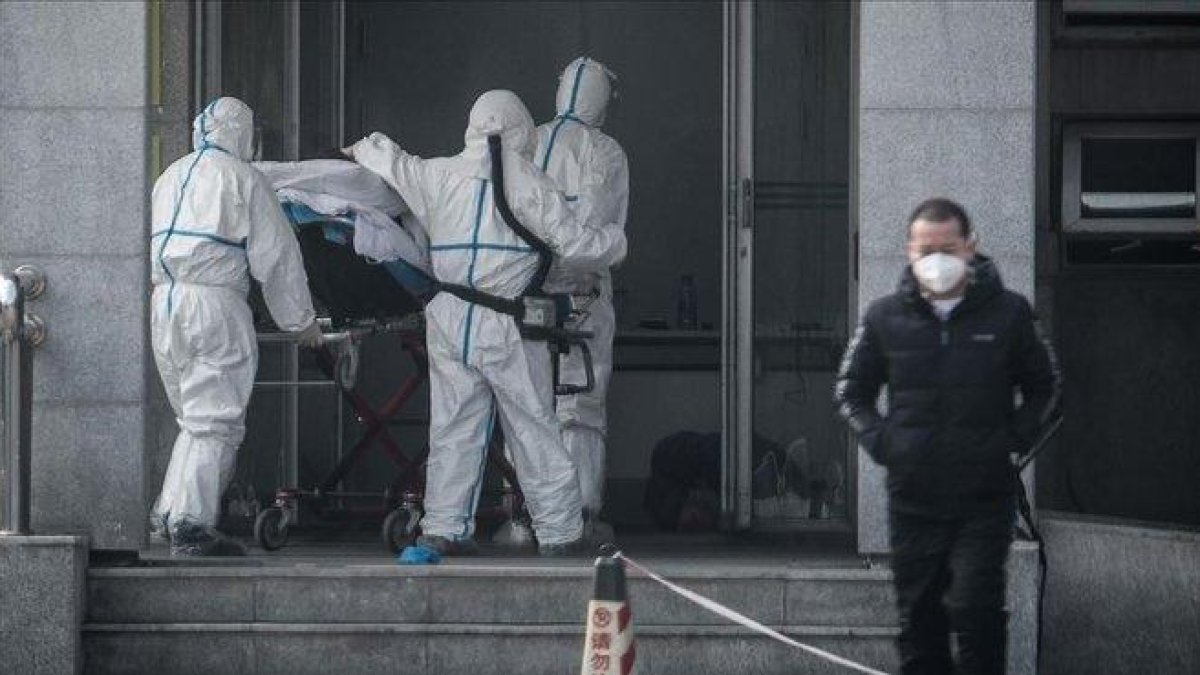 Traslado al hospital de un infectado con el misterioso virus en Wuhan.-AFP