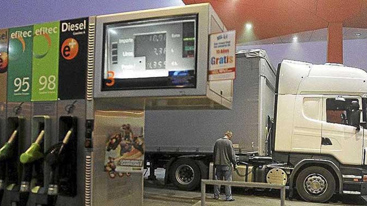 Un transportista reposta combustible en una estación de servicio.-J. M. LOSTAU