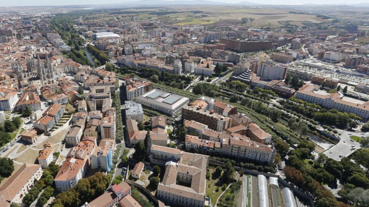 El cauce del Arlanzón es un corredor verde que se prolonga durante 14 kilómetros a su paso por la capital.-RAÚL G. OCHOA