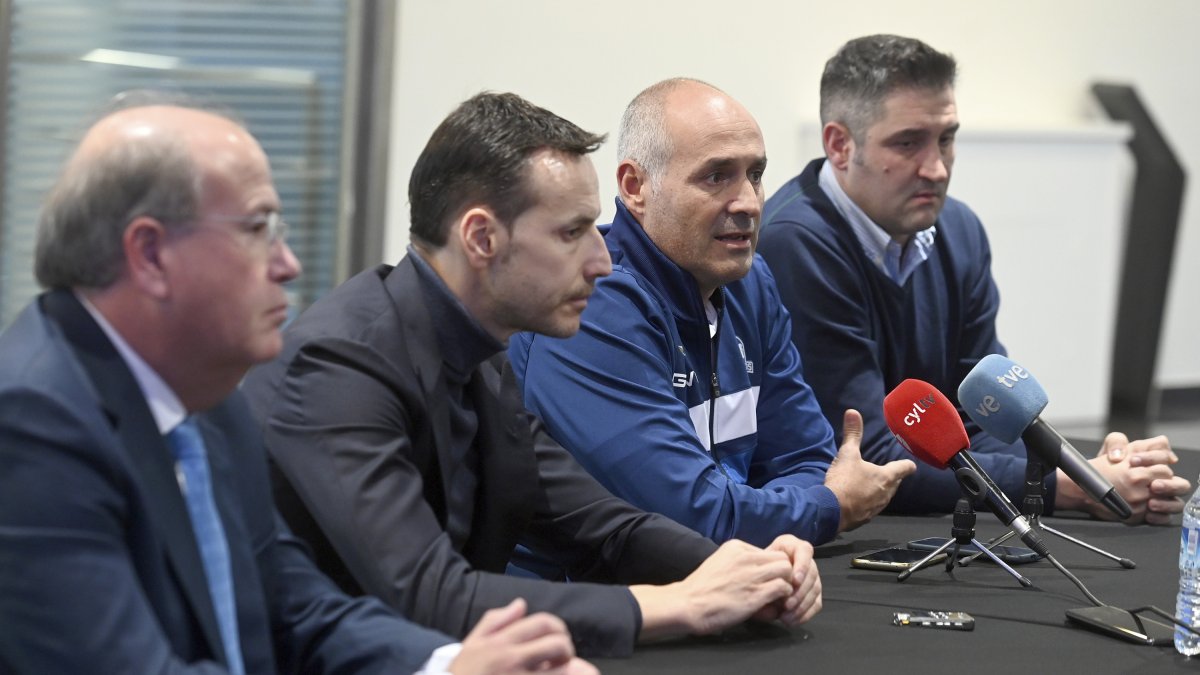 Roberto Bañuelos, Félix Sancho, Curro Segura y Albano Martínez, en la presentación del nuevo técnico del Hereda San Pablo Burgos. Tomás Alonso