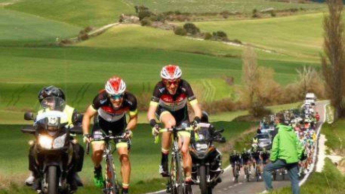 Ibai Salas y Víctor Martín poco antes de ser cazados .-RAFA GÓMEZ /CICLISMO A FONDO