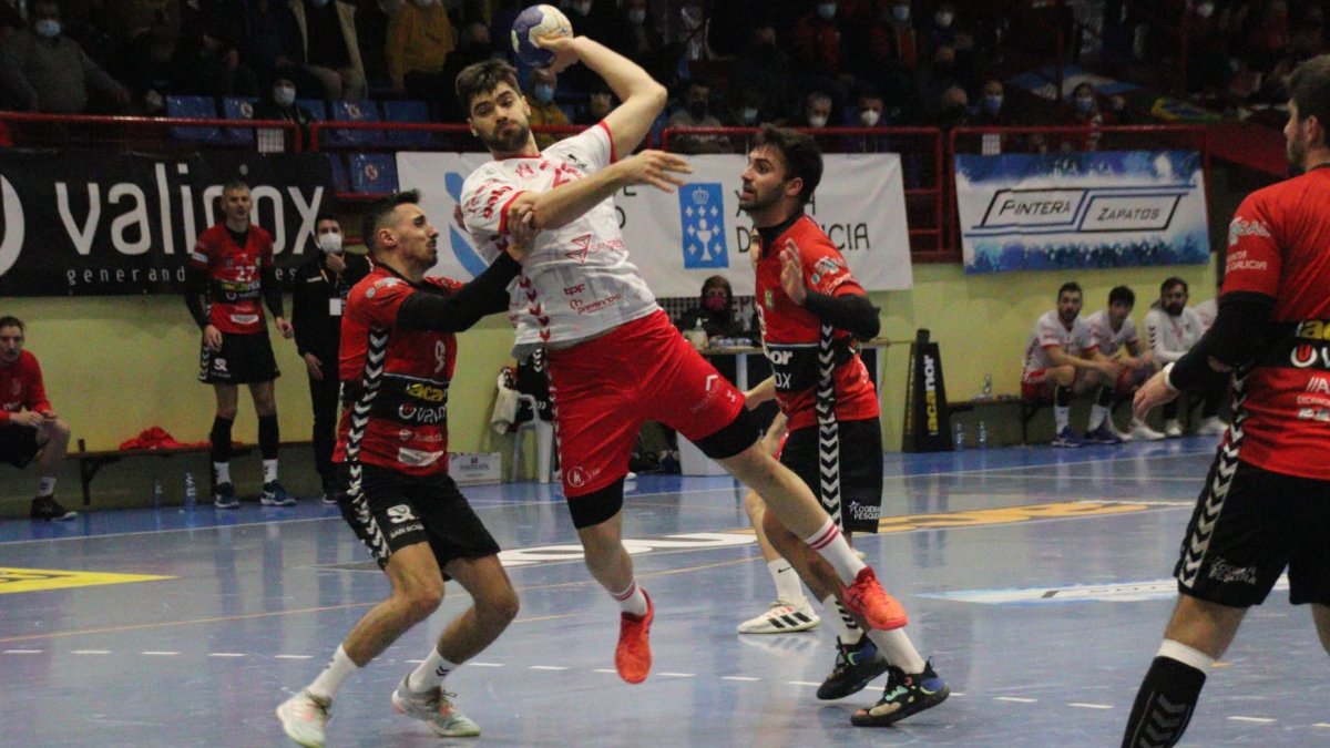 Dashko lanza a puerta. NATALIA GONZÄLEZ / FOTO CEDIDA POR EL BM BURGOS