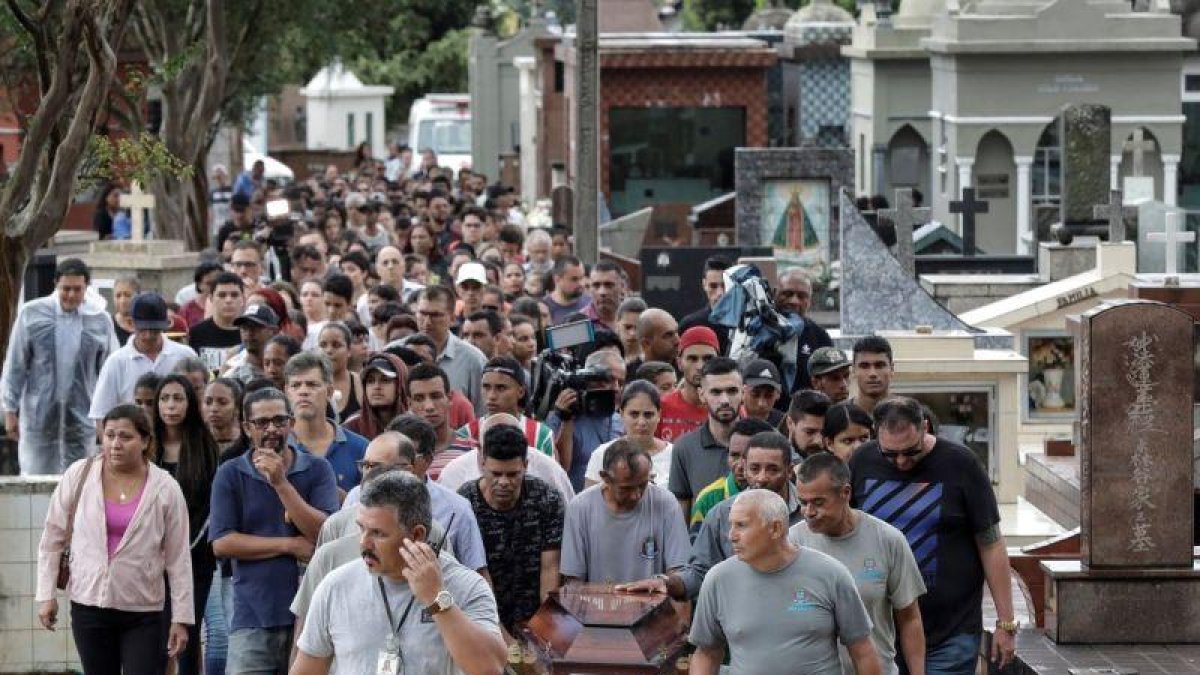 Funerales de las víctimas del tiroteo en una escuela publica de Brasil.-EFE
