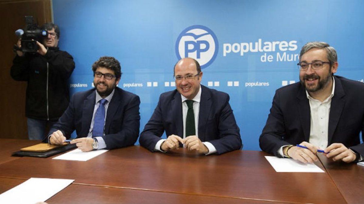 El presidente de Murcia, Pedro Antonio Sánchez, acompañado por el portavoz del grupo parlamentario popular en la Asamblea de Regional de Murcia, Víctor Martínez y el secretario de organización del partido en Murcia, Fernado López Miras.-EFE / MARCIAL GUILLÉN