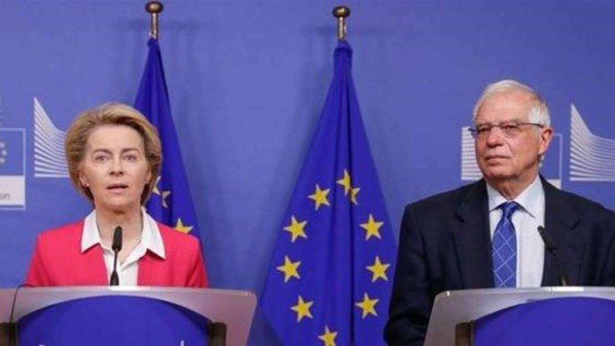 La presidenta de la Comisión Europea, Ursula von der Leyen, y el jefe de la diplomacia europea, Josep Borrell, en Bruselas.-