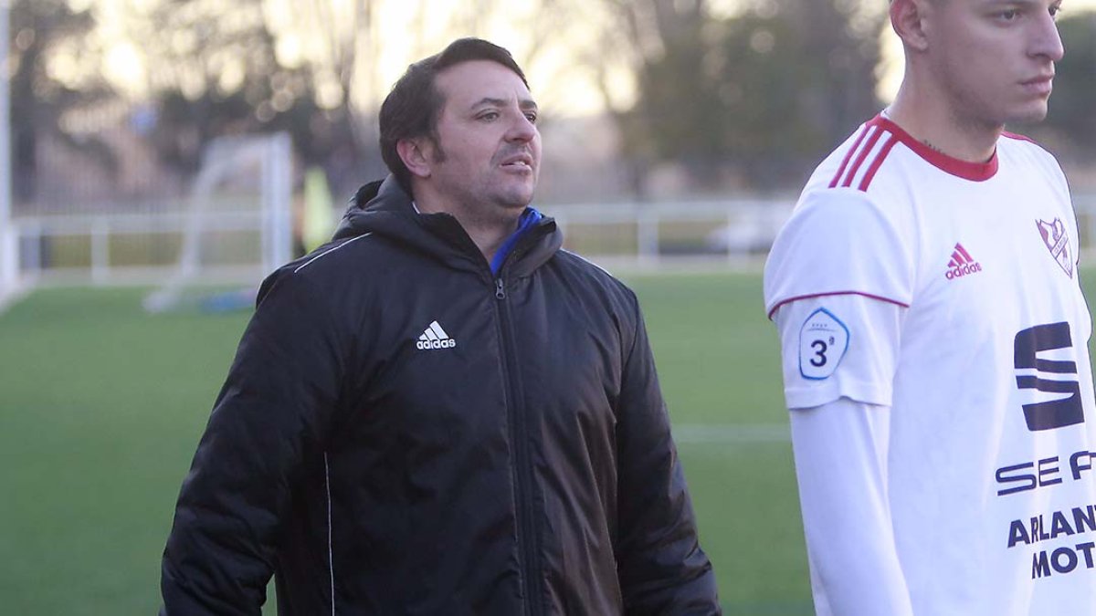 Jairo de la Riva llegó al banquillo del club a mitad del curso 2018-19. RAÚL G. OCHOA