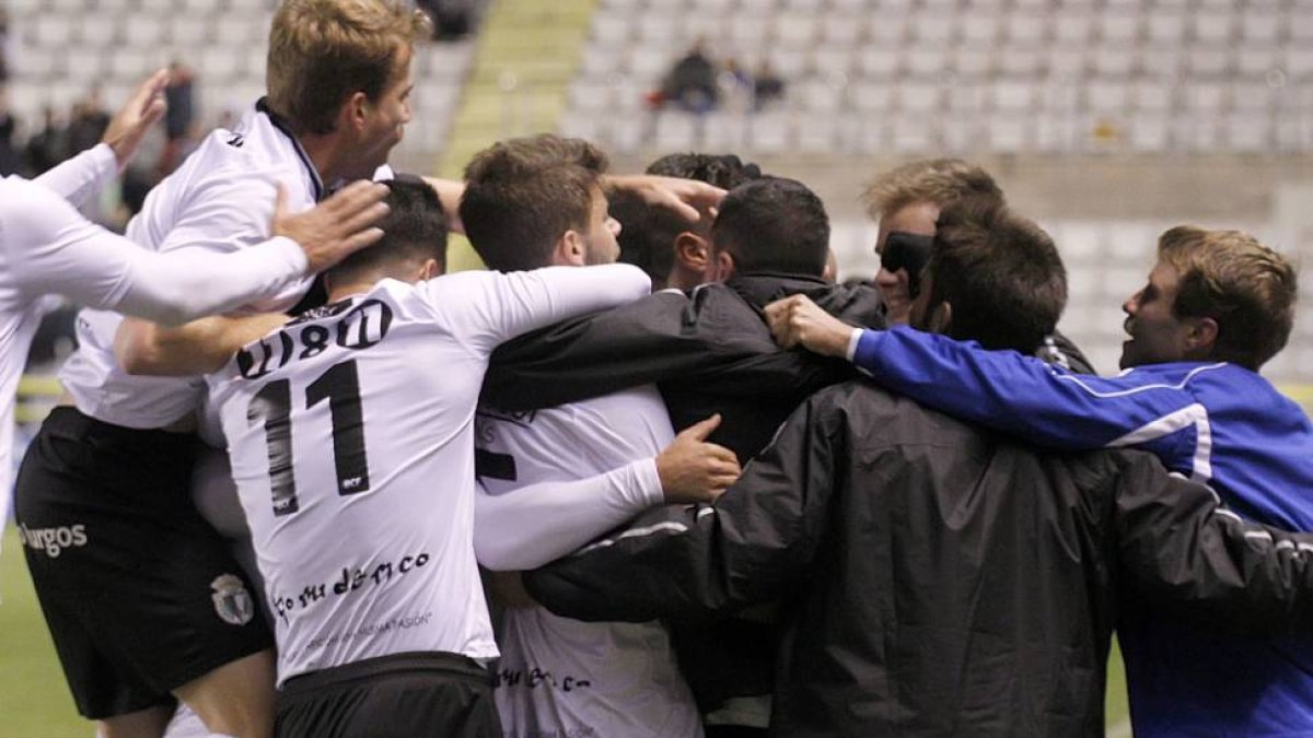 Los jugadores celebran junto a Fede Castaños el segundo gol.-SANTI OTERO