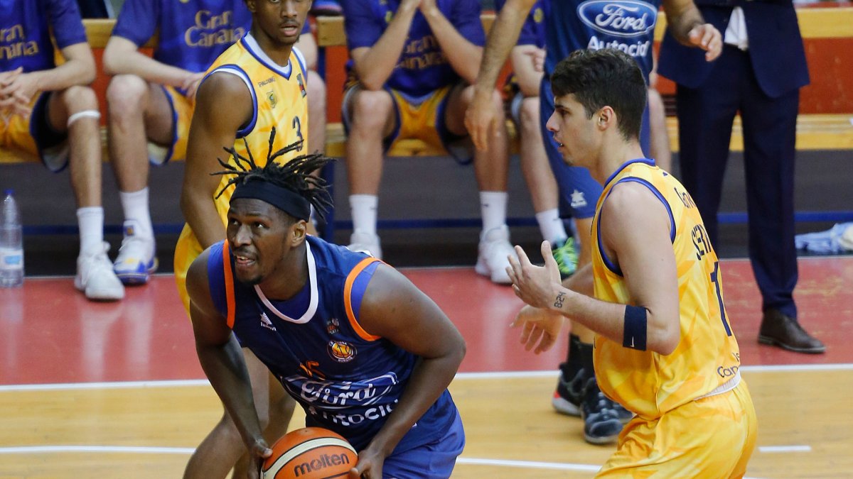 Diop ataca el aro. SANTI OTERO