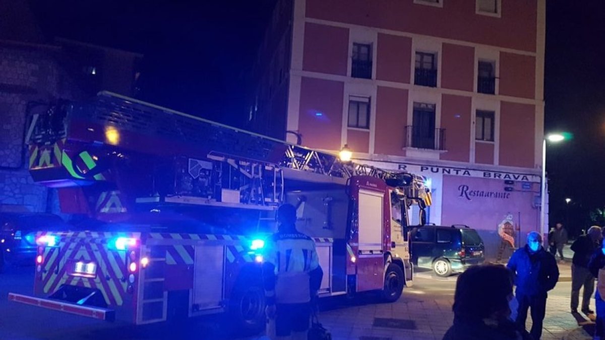 Los bomberos de Burgos en el paseo de la Isla, donde se ha localizado a un hombre muerto en su vivienda. ECB